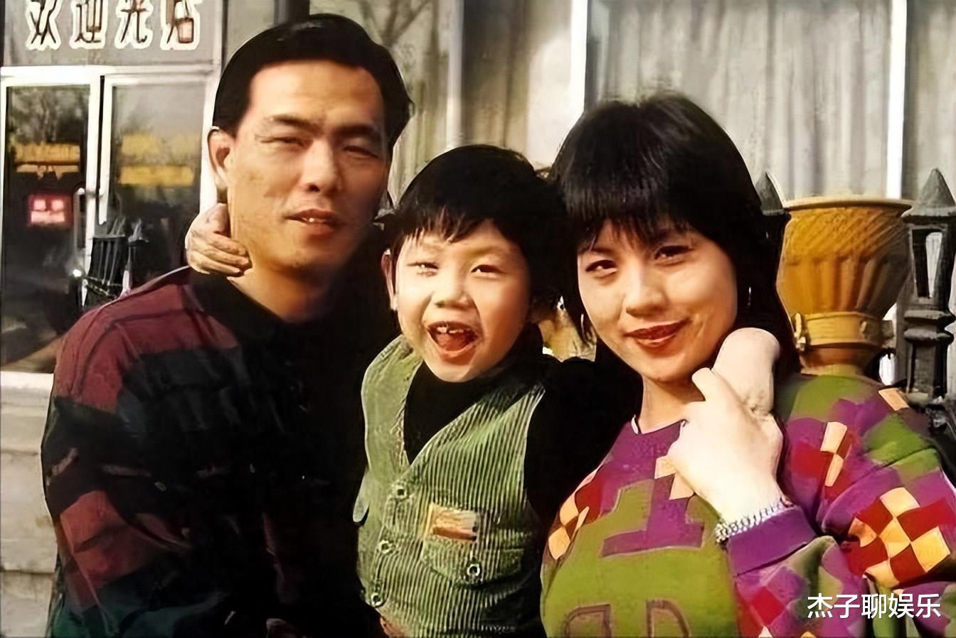 蔡振华背后的神秘女子：鲜少露面，比林志玲还美，甘愿住15平黑屋