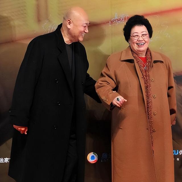 陈丽华|迟重瑞夫妻举办追悼会,陈丽华悲痛哭泣,迟重瑞递纸搀扶非常心疼