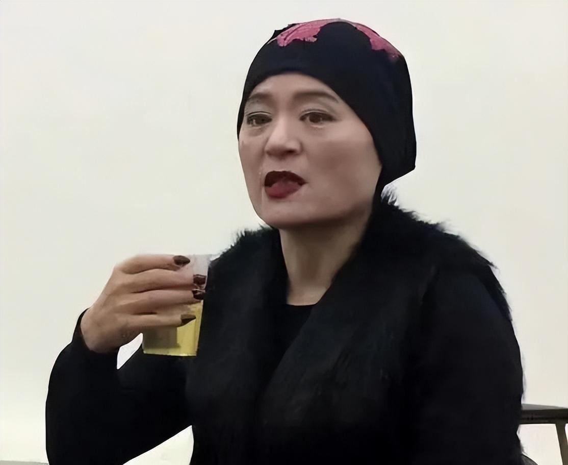 打败韦唯毛阿敏，却被亲弟弟砸成了脑震荡，一代歌后沦为保姆谋生