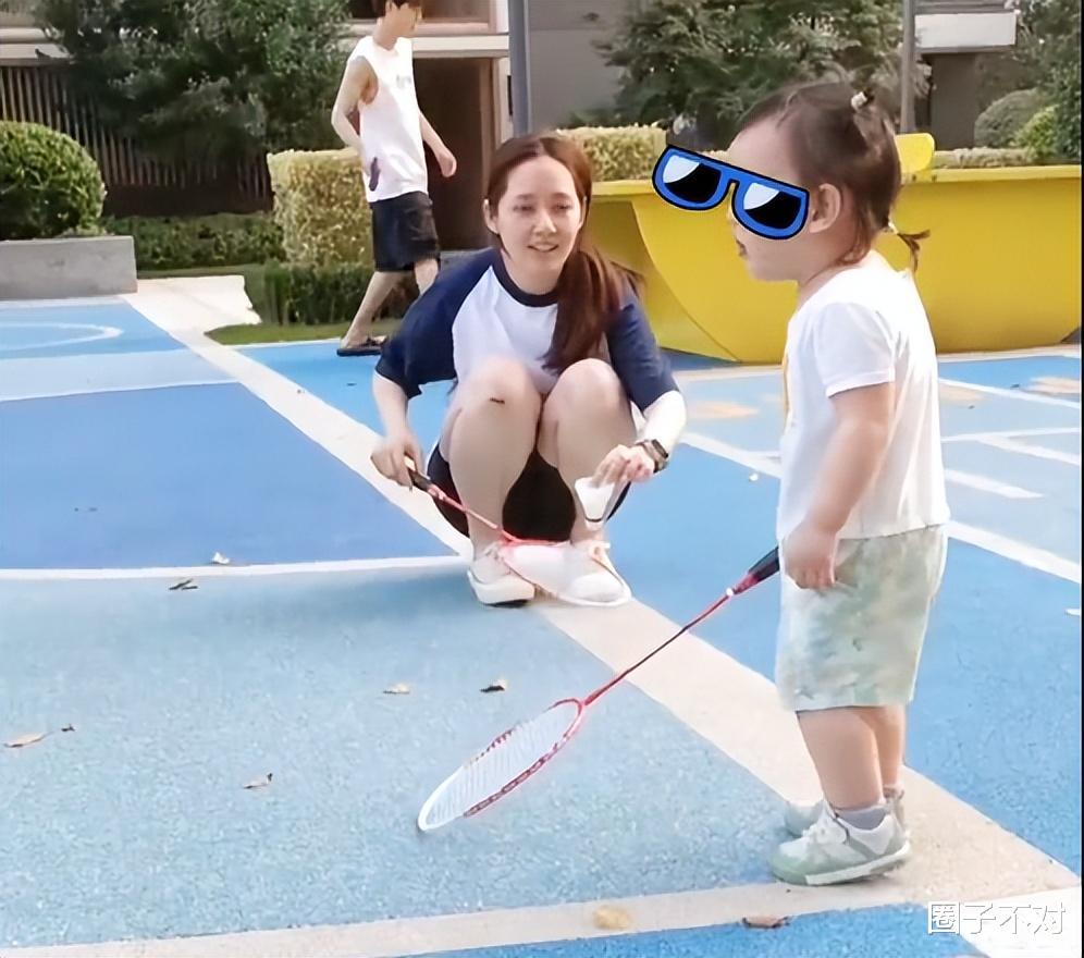 向佐郭碧婷教儿子打羽毛球,Isa扎三个小辫,网友直呼像小姑娘