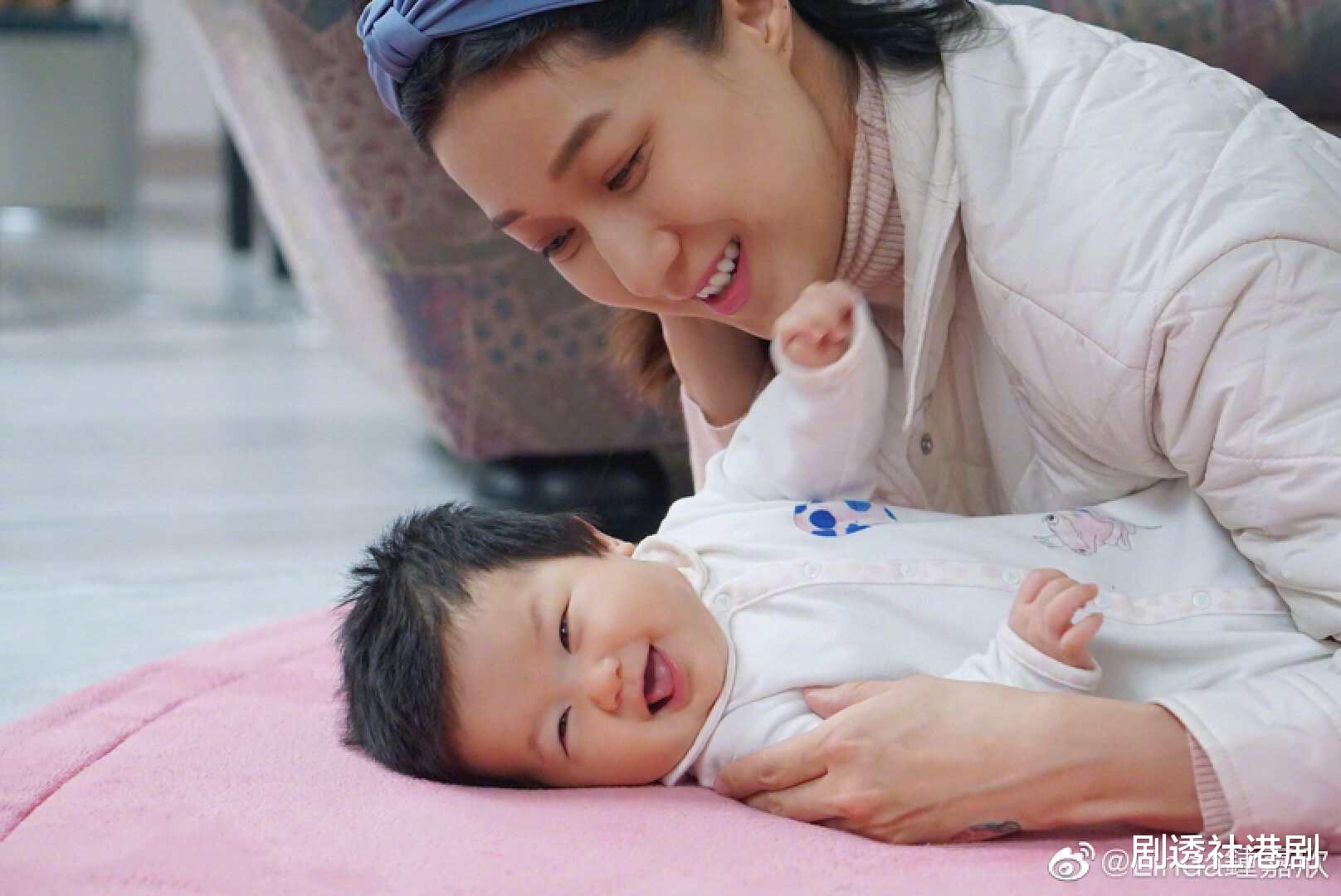 TVB前花旦太抗老!39岁少女味十足,穿恨天高与路人合影太亲民