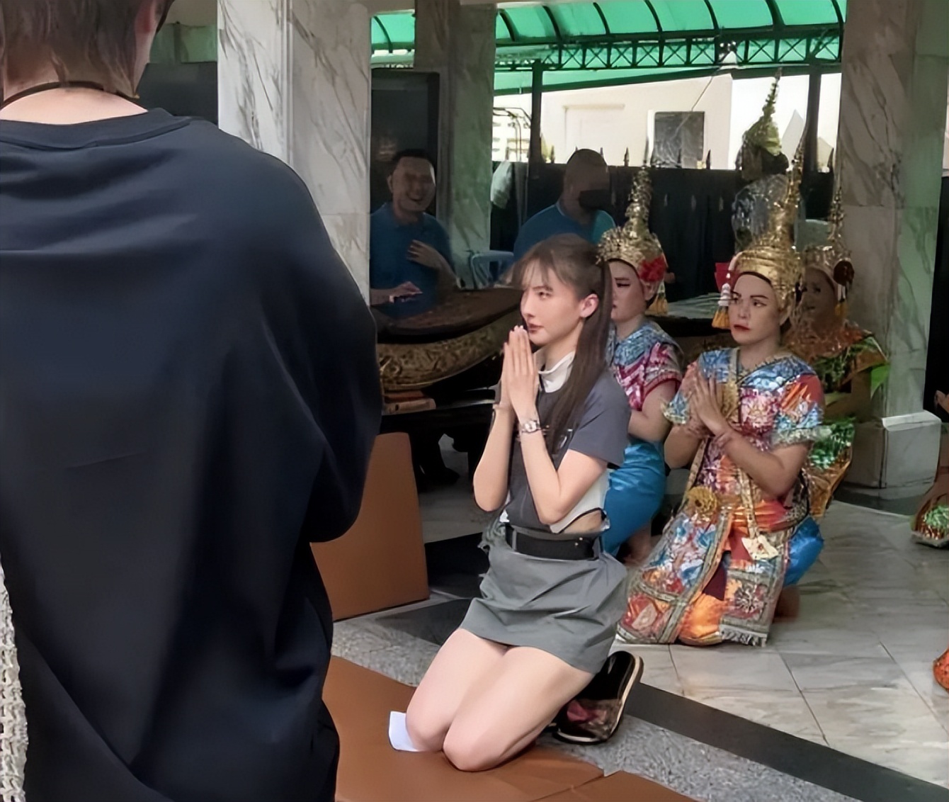 裴秀智|金晨穿短裙露大腿拜佛引热议，全程嬉皮笑脸被指毫无诚意