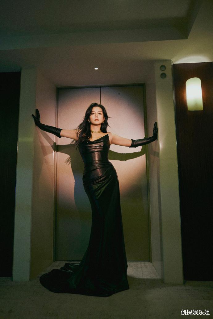 37岁何洁近照曝光,穿修身裙秀辣妈身材,瘦身近70斤后美出新高度