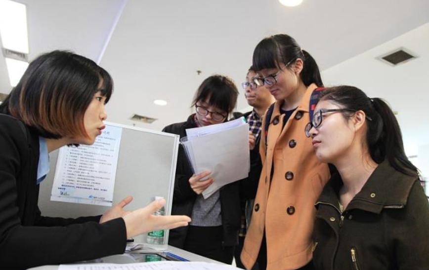 本科生|招聘出新规，相比于低学历，企业更不愿录用“三无家庭”的本科生