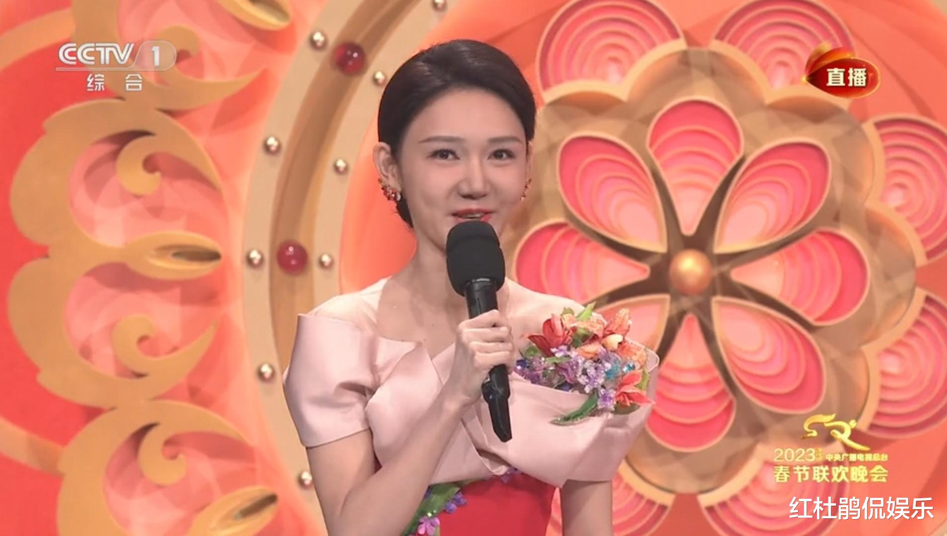 龙洋|央视龙年春晚完成首次彩排，主持人龙洋现身，另外两位也可以锁定