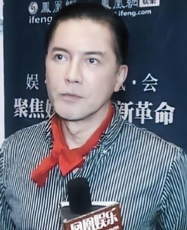 穿衣搭配 被尊龙的老年状态惊艳：穿衣体面，白发不染，70岁还是优雅贵公子