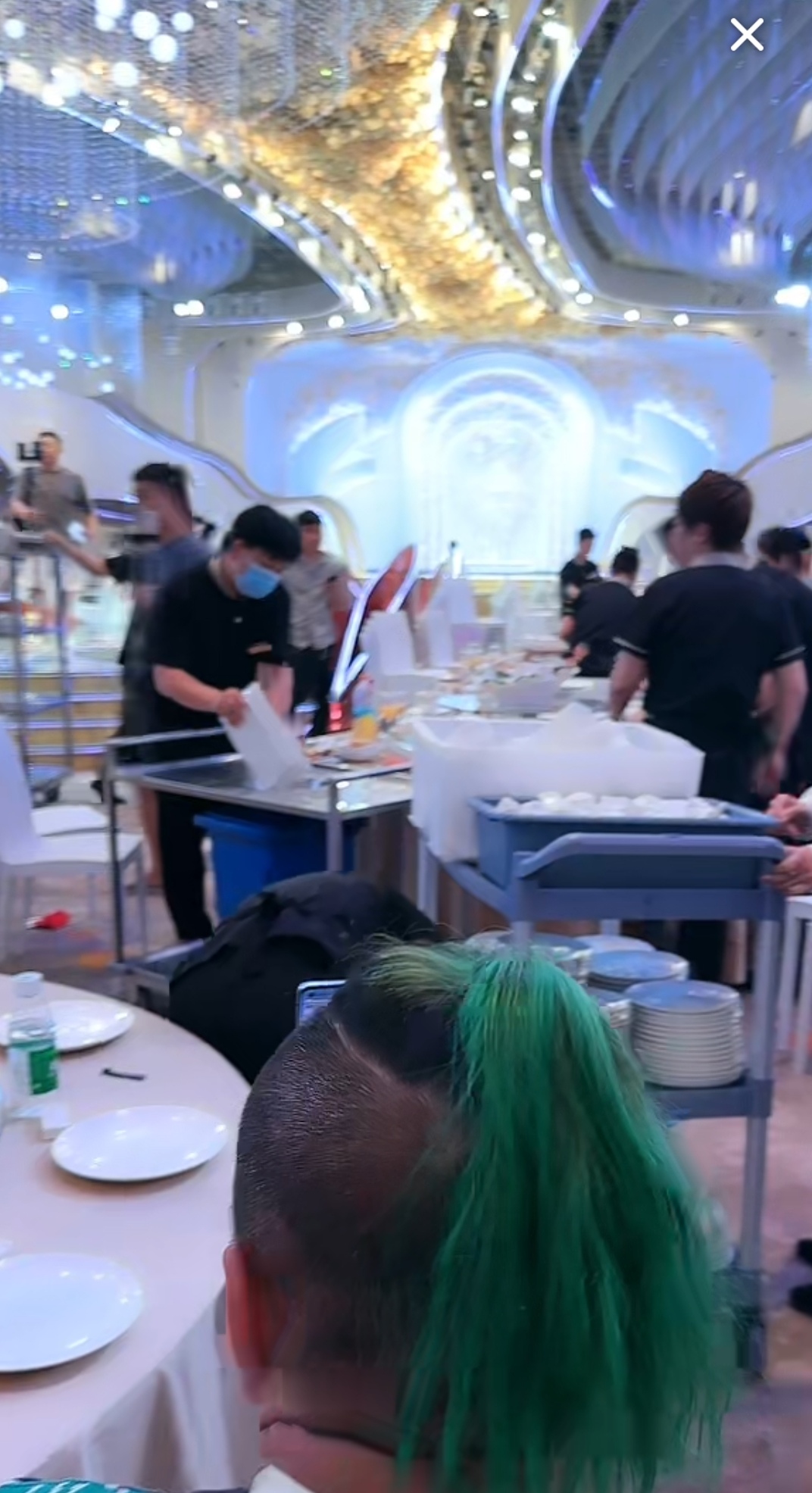 刘能儿子大婚任达华孙红雷道贺，婚宴后，狗仔冲入会场吃剩菜剩饭