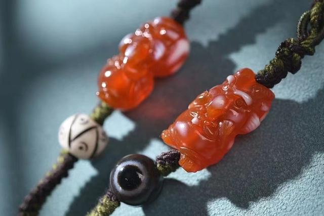 盘手串和信仰的毫无关系,就是瞎玩,你还别不信