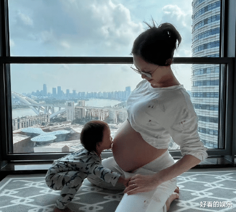 苗苗|傍富婆赚奶钱？郑恺豪宅偷搂苏芒超暧昧，苗苗3胎女儿疑仍在观察