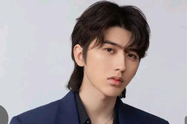 蔡徐坤被曝还有另一位秘密情人,对方是娱乐圈人士,身材好颜值高