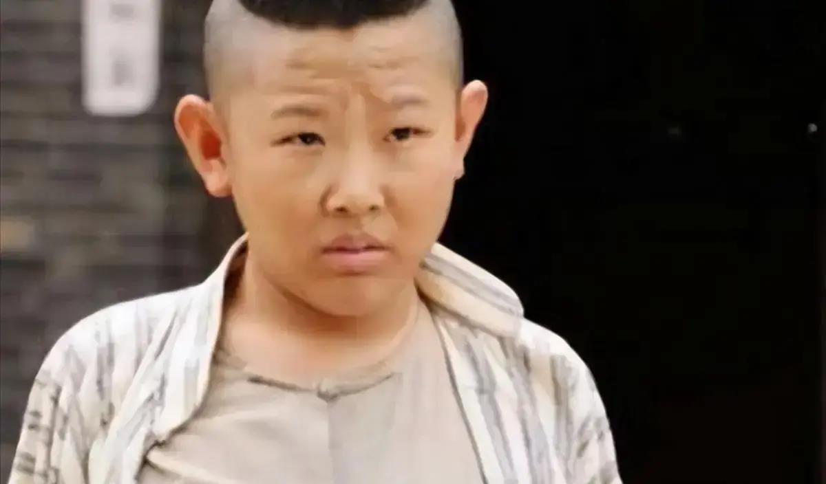 侯祥:9岁停止发育,出道18年只能演小孩,和妻子同框被嘲像是母子