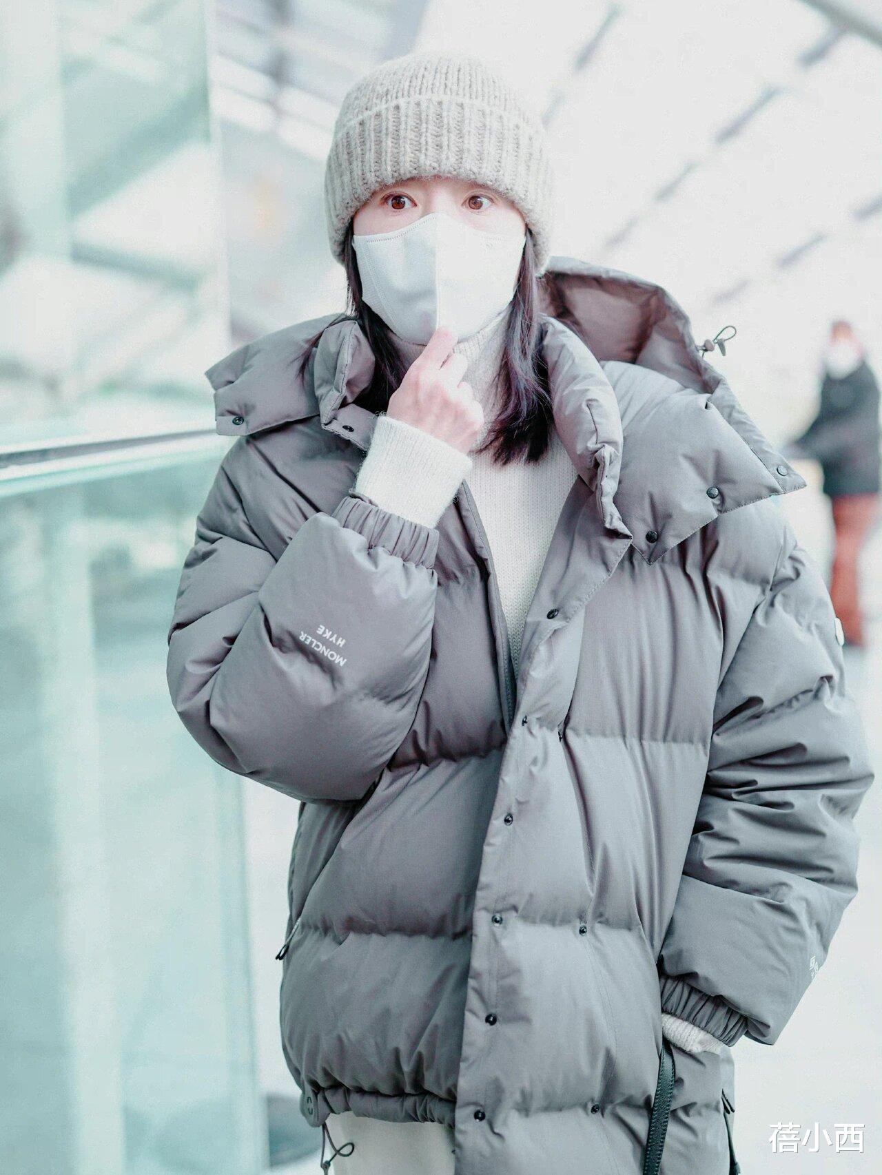 43岁董洁秋冬穿搭,带火了这3件套:羽绒服、黑大衣、羊羔毛外套