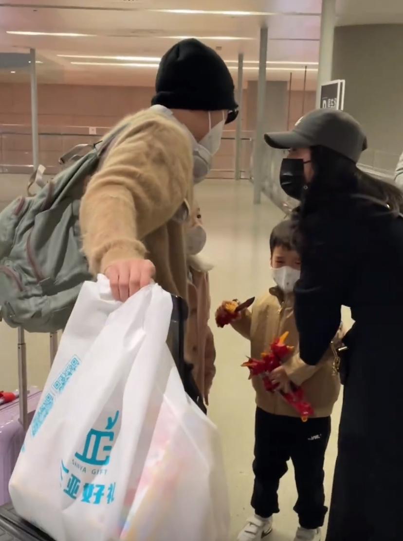 王栎鑫疑似新恋情曝光，与女子牵手同回住处，女方正面曝光颜值高