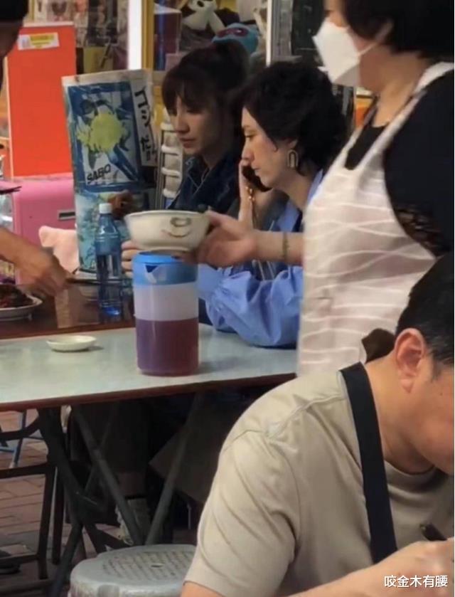 洪金宝|73岁洪金宝现身香港路边摊,步履蹒跚需搀扶,港姐妻子气质超优雅