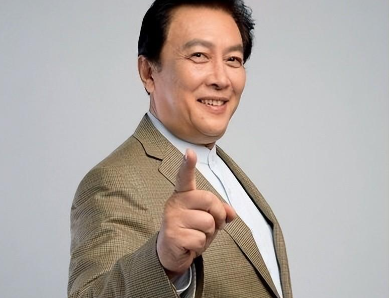 唐国强现状：国内疯狂淘金，国外妻儿花，还要担心残疾儿子的婚恋