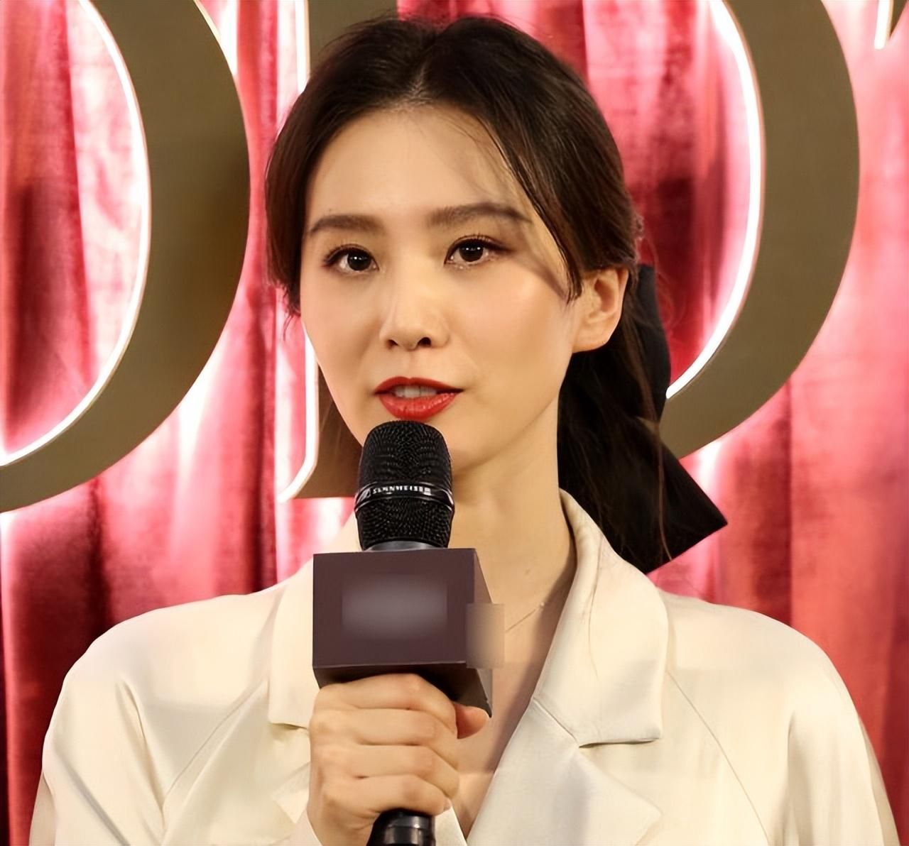 36岁刘诗诗终现原形,眼窝凹陷褶皱明显,原是与吴奇隆争抢养权?