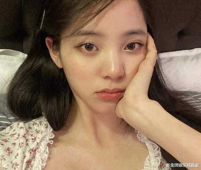 欧阳娜娜和姐妹一起接受采访，否认从小赚钱养家，妈妈才是主心骨