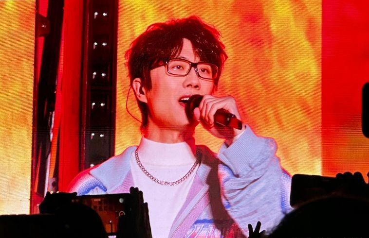 许嵩|许嵩冯禧再次撒糖,冯禧充当工作人员贴心陪伴