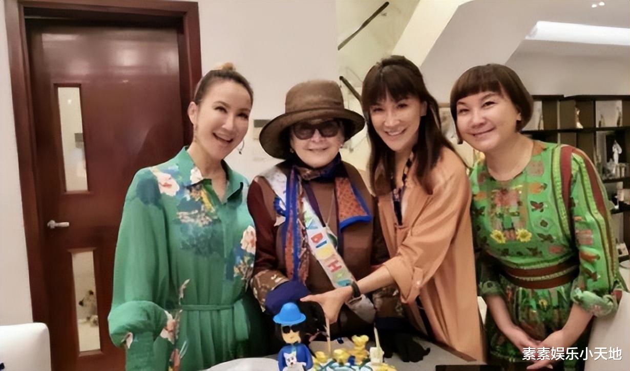 李玟二姐设宴答谢歌迷：每人送礼金红包，李玟妈妈感谢大家