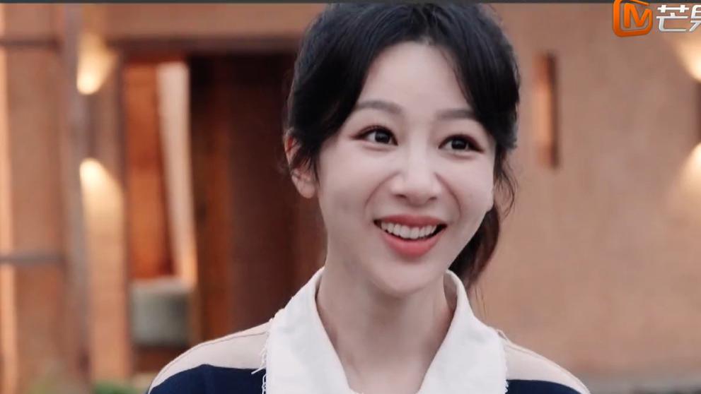 杨紫综艺上线暴露状态，法令纹夸张下巴变尖，网友吐槽医美后遗症
