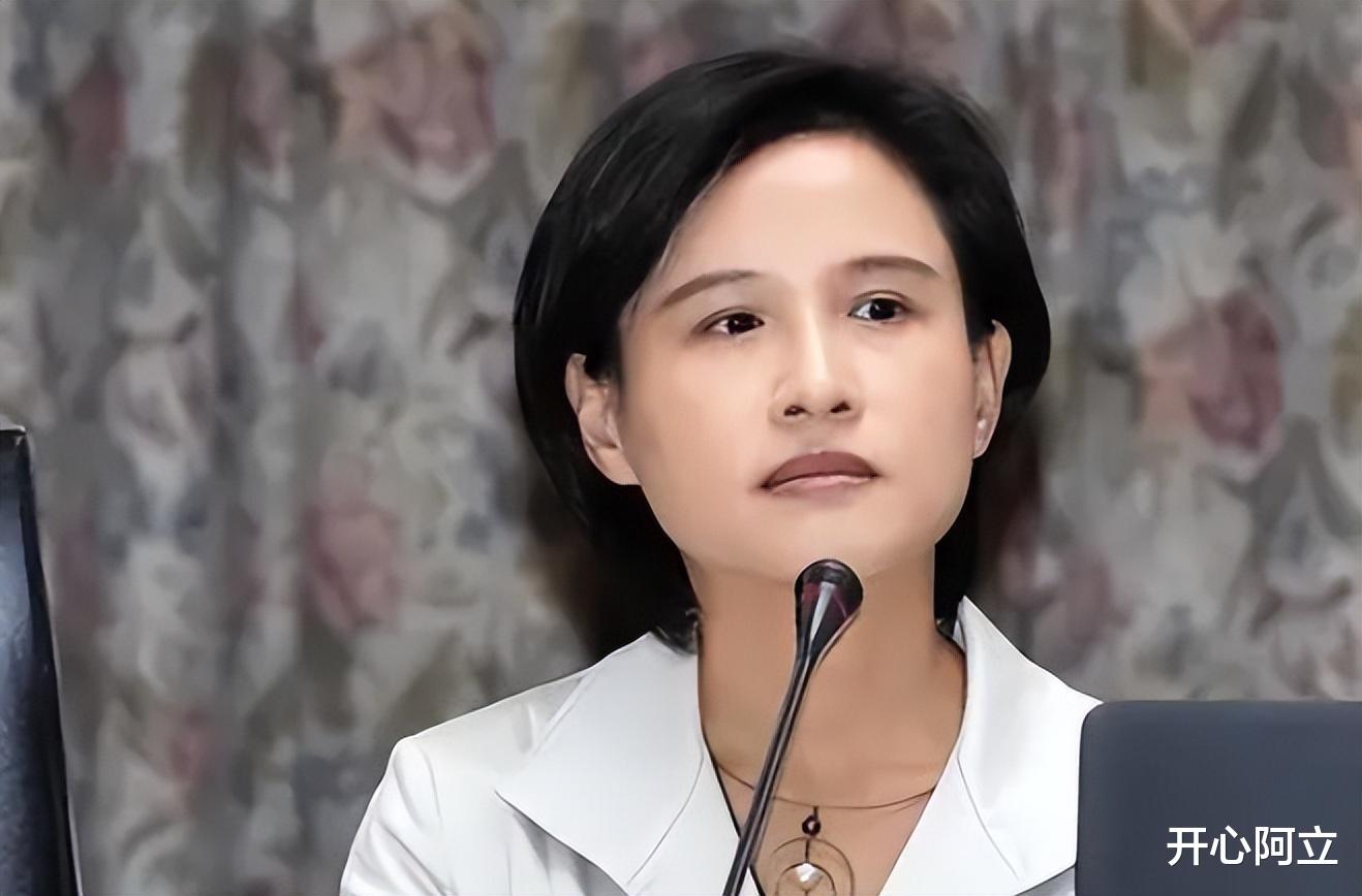 她因声称：“台湾永远不会是中国的一部分”，随后便被明星扇耳光