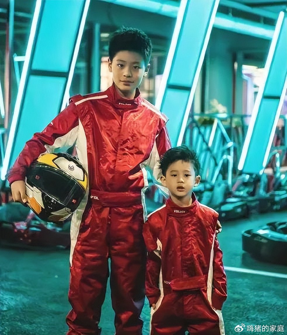 54岁蔡国庆晒两个帅儿子上热搜，父子三人共用一张脸，妻子身家过亿身份成谜