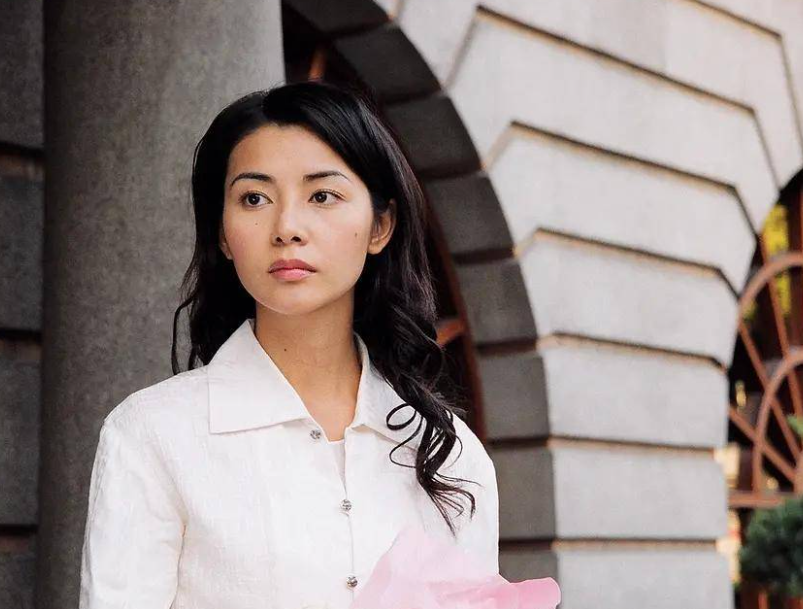 郑伊健妻子蒙嘉慧太丢面!现身演唱会,身材发福状态差,素颜如大妈!