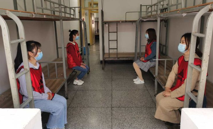 宿舍|大学四人宿舍煮菜出大纰漏，咸成了一锅盐水，晚餐体验被毁掉