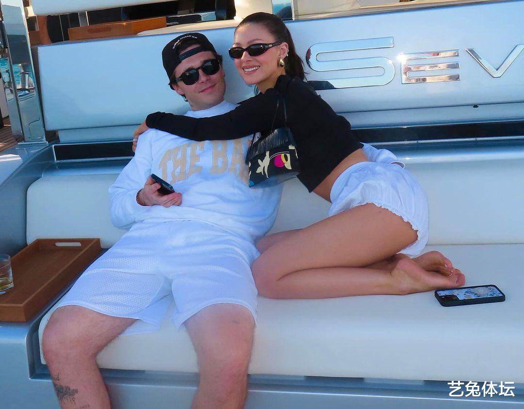 贝克汉姆全家晒照，儿子“倒插门”的地位展现的淋漓尽致