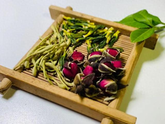 金银花和它天生一对，饮用一段时间，肝脏干净了，睡眠也变好了