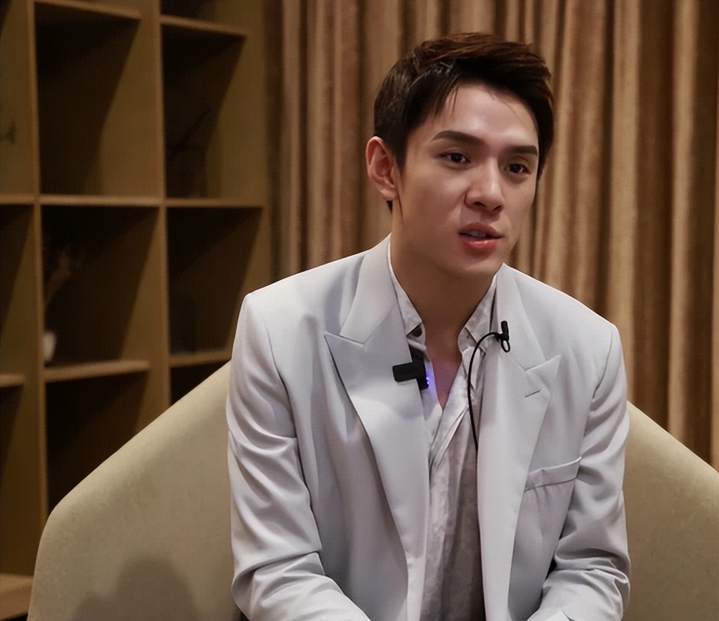 李雨禅向网信办实名举报李佳琦“港独”言论:要求公开道歉并退网