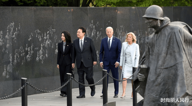 安吉丽娜·朱莉 韩国第一夫人昂首走红毯！穿白裙比吉尔还傲气，对朱莉却变小迷妹