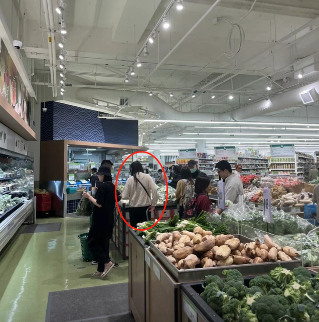 56岁王祖贤国外购物,小腹突出衣服皱巴巴,只买青菜和速冻冷食