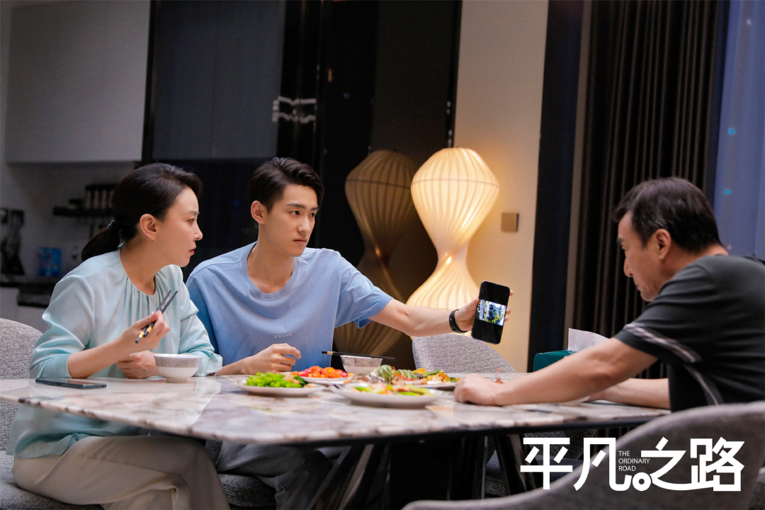 平凡之路|飘逸又沉稳，《平凡之路》的轻喜表象下有一颗观照现实的心