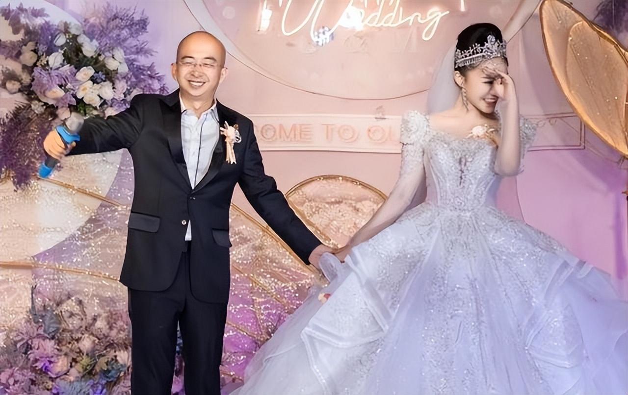 演艺圈|演艺圈这4位又丑又矮的男演员,凭啥还能娶得美娇娘