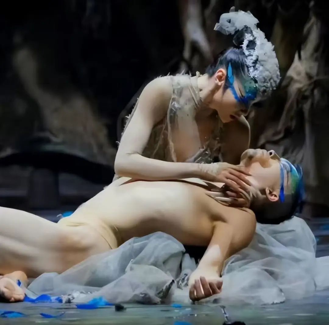 王鸥|杨丽萍孔雀舞惹不雅争议,近乎赤裸符合剧情?羽毛脱落是为了自由