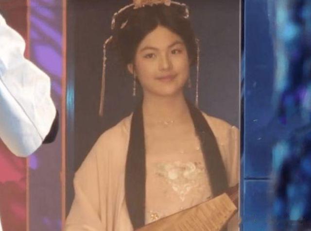 王诗龄|王诗龄520晒巨型玫瑰熊,被扒价格超过10万,曾与男生亲密互动