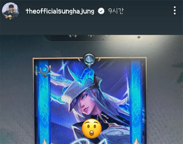 心中滋味万般复杂,乌兹看deft的冠军皮肤,藏不住的羡慕让人唏嘘