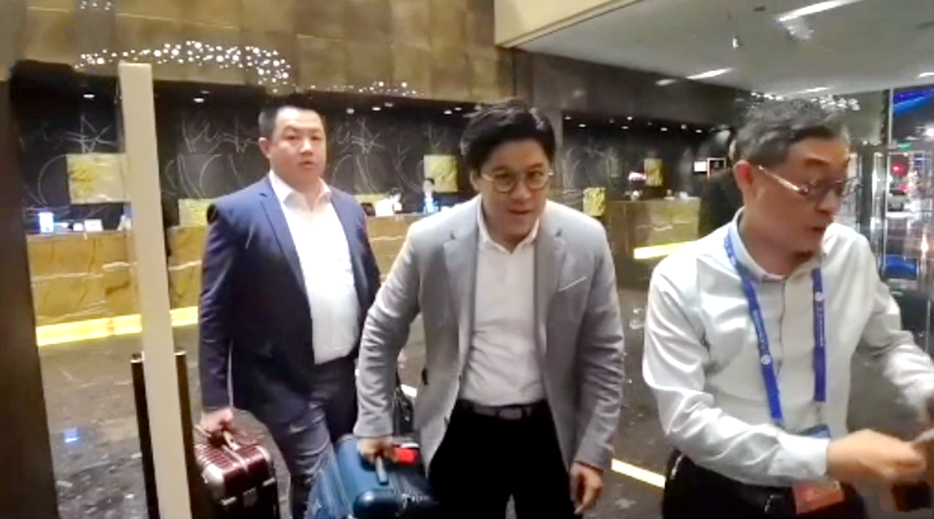 霍启刚参加一带一路，亲自拎大行李箱爬楼梯，头发也没有时间打理