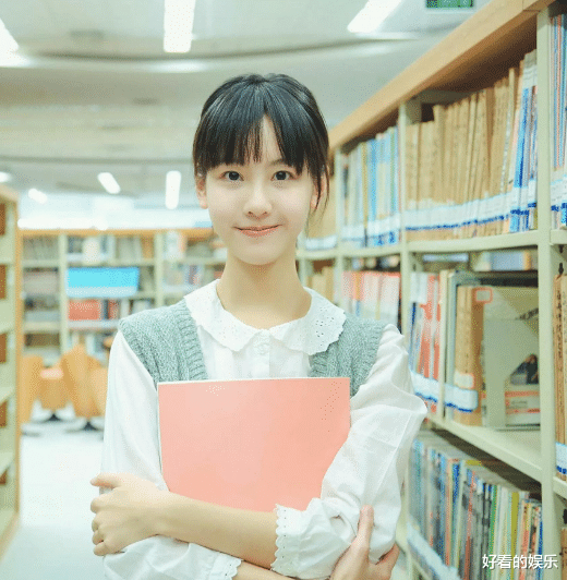 章泽天|章泽天现身戛纳晚宴!衣服太紧勒出赘肉,网友:差点认成陈都灵