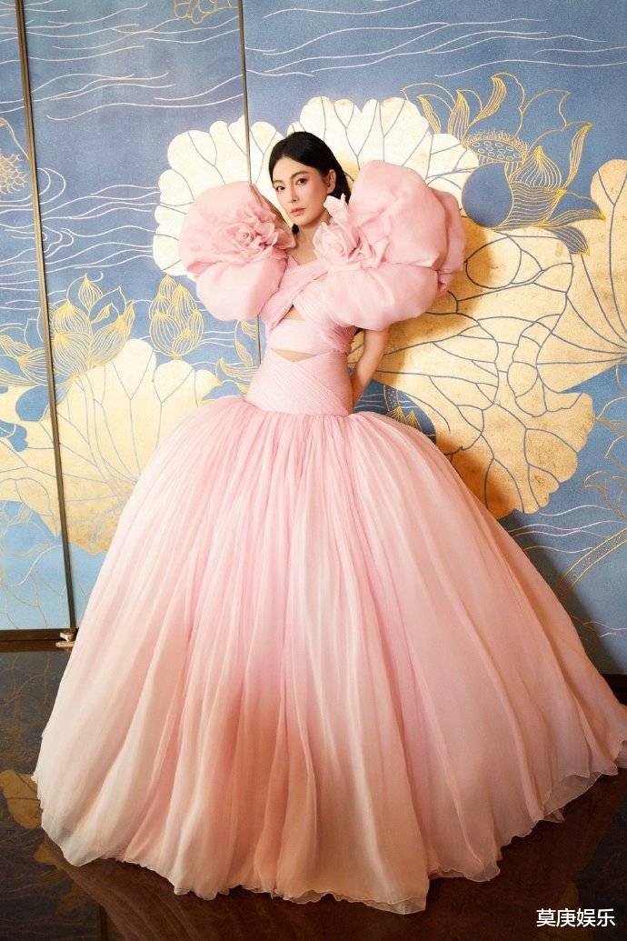 张雨绮造型太雷人，上半身用纱带五花大绑，肩上扛两朵花似扛大炮