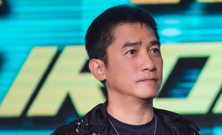 61岁梁朝伟被偶遇!鬓间都是白发,裤子引争议,身高被嘲老了缩水