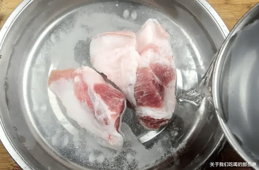 解冻肉，用清水泡是不对的，老厨师教你2招，10分钟解冻还新鲜