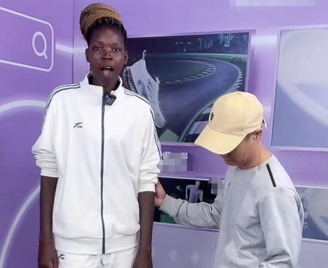 网红rose回国忙直播带货,吴建云被强迫一脸不悦,网友:欺骗粉丝