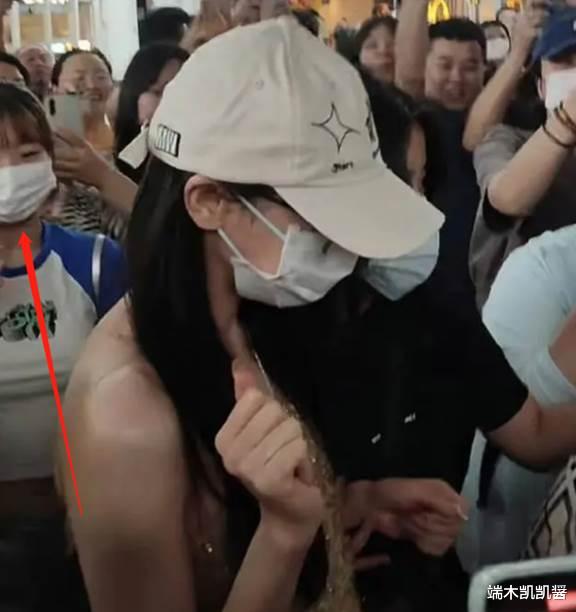 迪丽热巴露背被摸后,外网发视频又被男网友骚扰,被嘲又当又立