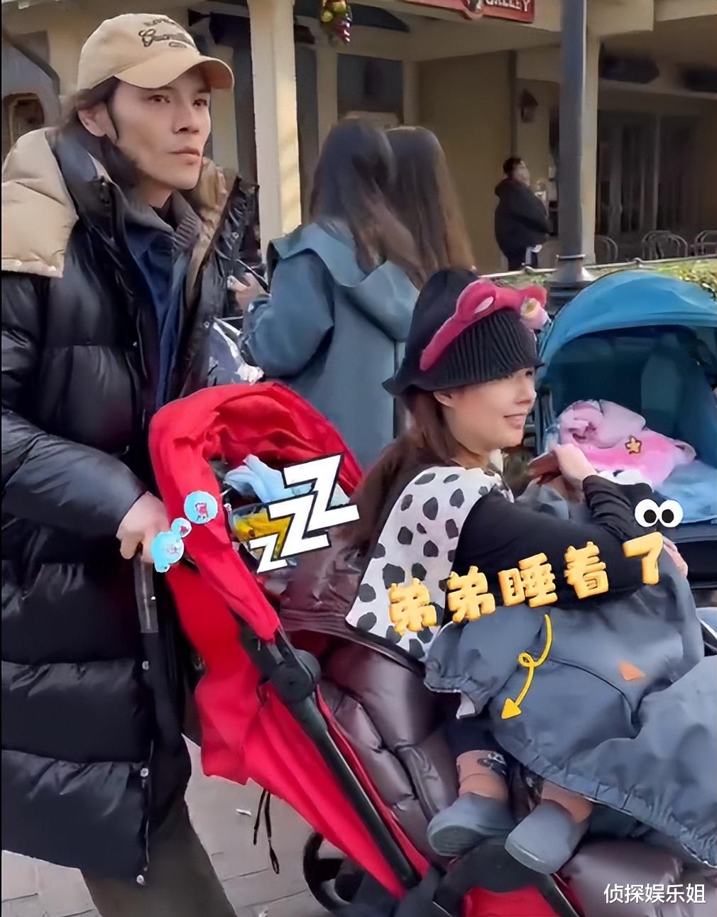 向佐用婴儿车推老婆孩子,甜喊郭碧婷“大女儿”,一家四口超幸福