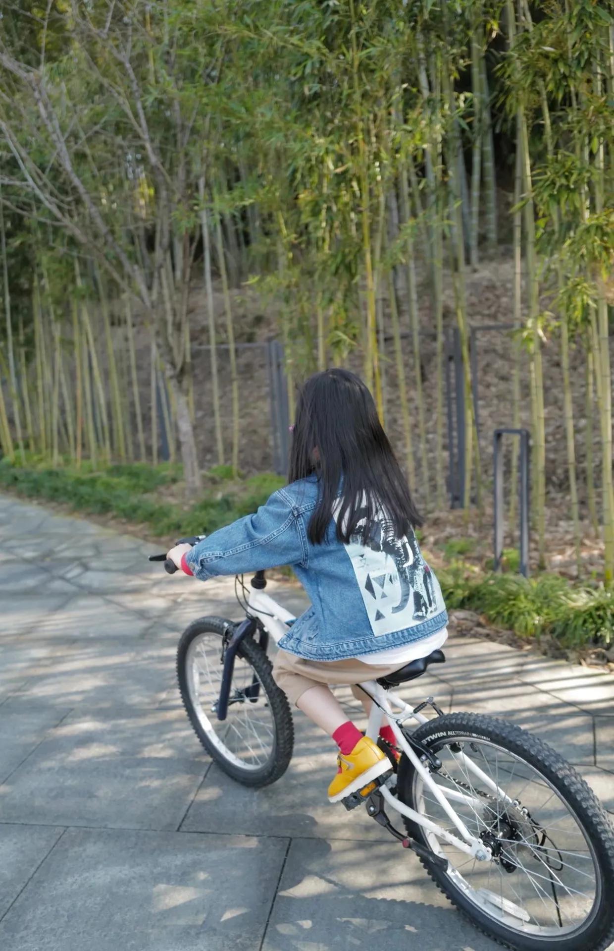 朱丹|朱丹5岁女儿学骑车只用十分钟,女儿骑车她跑步,母女日常好惬意