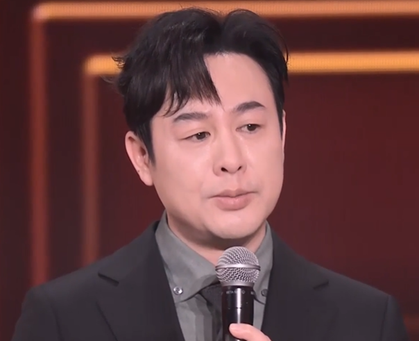 当41岁胡歌和47岁张颂文站在一起,我才彻底明白,什么是顶级骨相