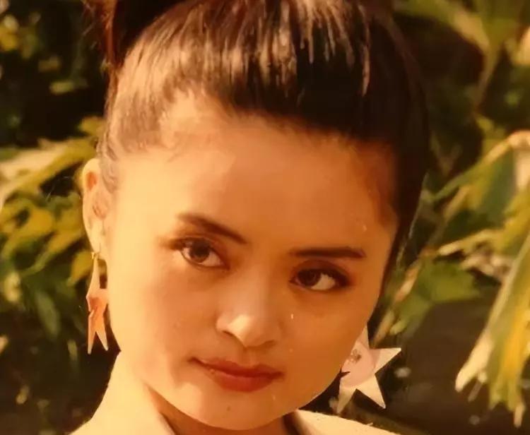 打败韦唯毛阿敏，却被亲弟弟砸成了脑震荡，一代歌后沦为保姆谋生