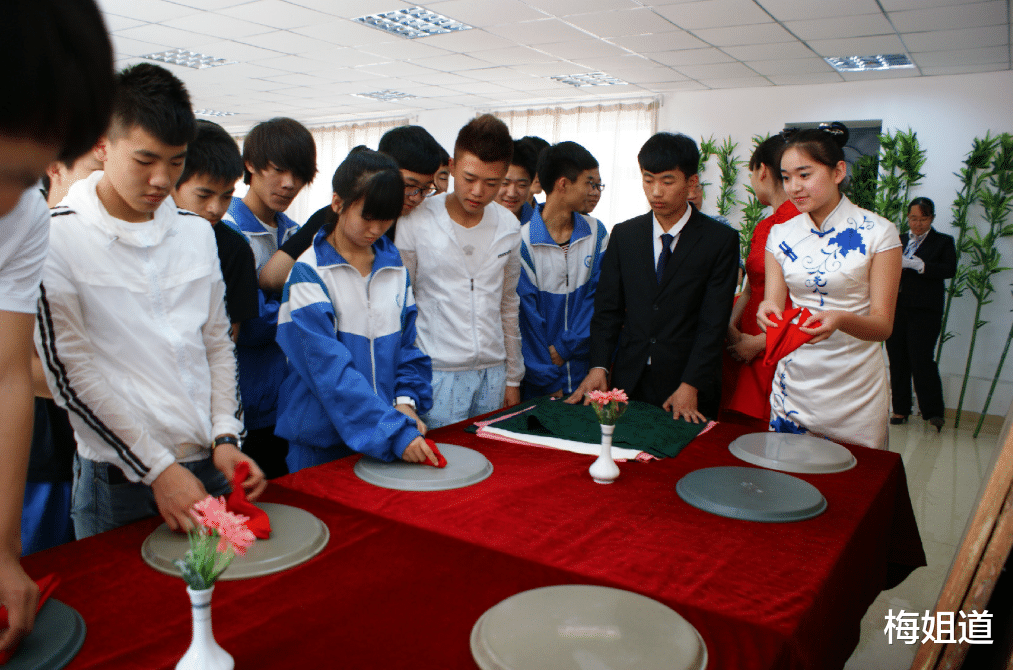 清明节|职业学校是养身体的?某校清明放假七天被讽刺,是谁戴着有色眼镜